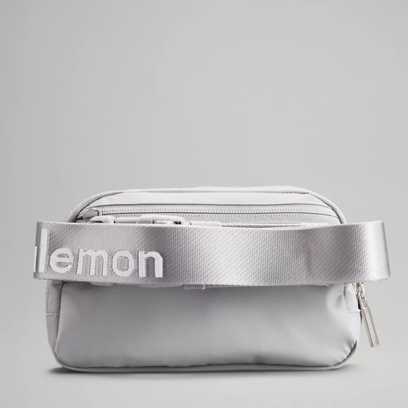 Lululemon Everywhere Belt Bag 1L Silver Drop/White Brand New - Picture 3 of 16